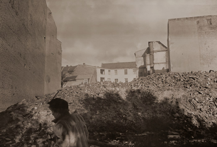 爆撃のあと（ベルリン） [木村伊兵衛, 1954年, アサヒカメラ 1955年3月号より] パブリックドメイン画像 