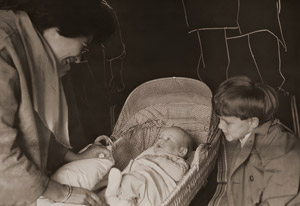 ビショフ未亡人と遺児（スイス） [木村伊兵衛, アサヒカメラ 1955年3月号より]のサムネイル画像