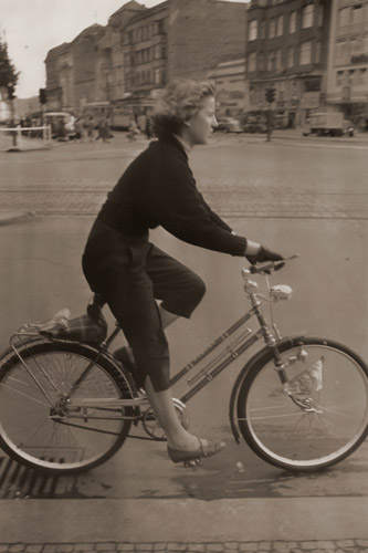 自転車の娘（ベルリン） [木村伊兵衛, アサヒカメラ 1955年3月号より] パブリックドメイン画像 