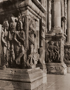 コンスタンティヌスの凱旋門 [ヴォルフ・シュトラーヒェ, アサヒカメラ 1955年3月号より]のサムネイル画像