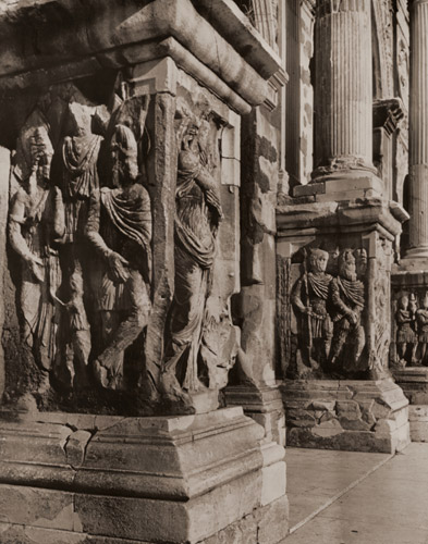 コンスタンティヌスの凱旋門 [ヴォルフ・シュトラーヒェ, アサヒカメラ 1955年3月号より] パブリックドメイン画像 