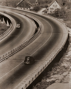 西ドイツの国道 [ヴォルフ・シュトラーヒェ, アサヒカメラ 1955年3月号より]のサムネイル画像