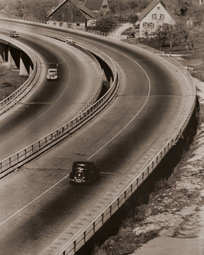 西ドイツの国道 [ヴォルフ・シュトラーヒェ, アサヒカメラ 1955年3月号より] パブリックドメイン画像 