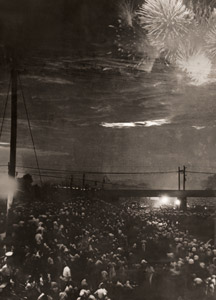 多摩川の花火大会 [川合一夫, アサヒカメラ 1954年8月号より]のサムネイル画像