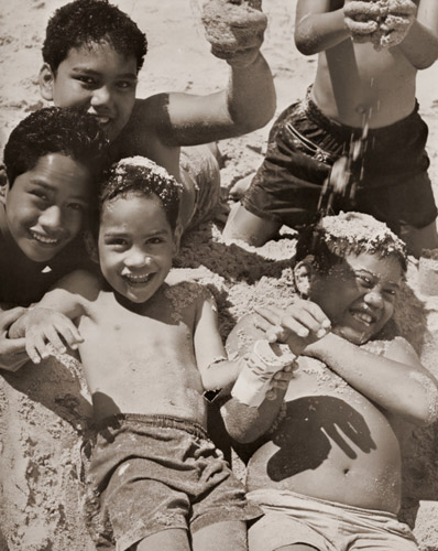 カナカの少年たち [秦不二男, アサヒカメラ 1954年8月号より] パブリックドメイン画像 