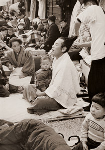 巡業の支度部屋 [見崎松太郎, アサヒカメラ 1954年8月号より]のサムネイル画像