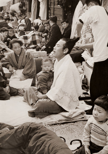 巡業の支度部屋 [見崎松太郎, アサヒカメラ 1954年8月号より] パブリックドメイン画像 