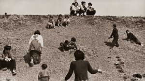 日曜日の土手 [鈴木義夫, アサヒカメラ 1954年8月号より]のサムネイル画像