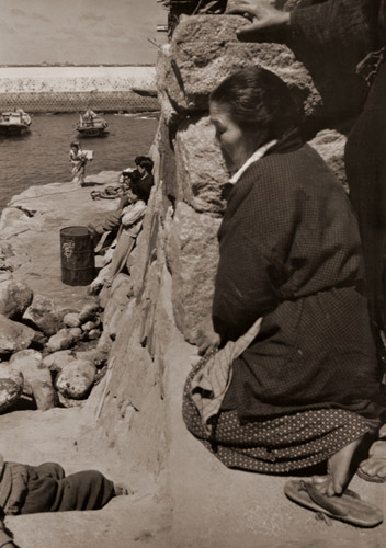 真昼の港（沖の島・母島港にて） [浜谷浩, アサヒカメラ 1954年8月号より] パブリックドメイン画像 