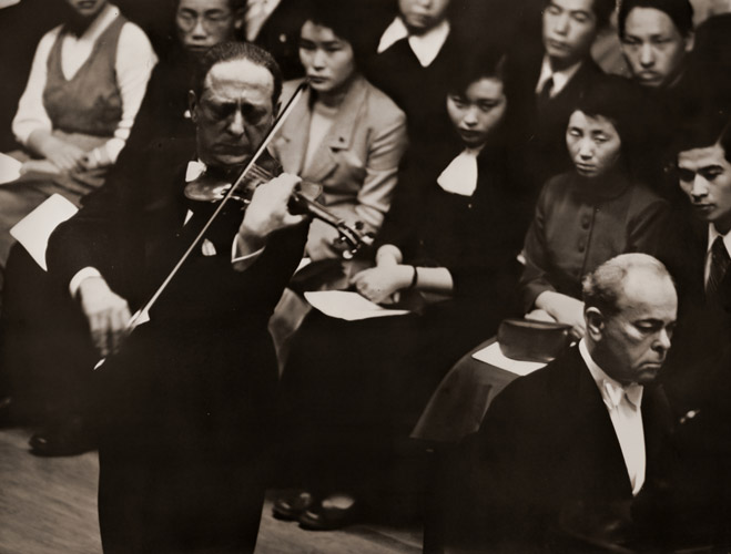 Jascha Heifetz [Gen Otsuka,  from Asahi Camera August 1954]
