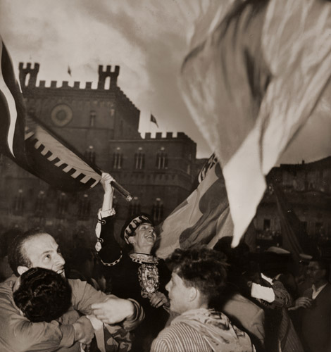 シエナ市勝利にわく [ザビーネ・ヴァイス, アサヒカメラ 1954年8月号より] パブリックドメイン画像 