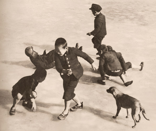 氷上に戯る [服部喜三郞, アサヒカメラ 1940年1月号より] パブリックドメイン画像 