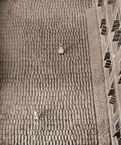病院の庭に積まれた土嚢と看護婦 [アサヒカメラ 1940年1月号より]のサムネイル画像