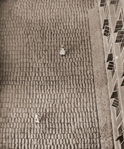 病院の庭に積まれた土嚢と看護婦 [アサヒカメラ 1940年1月号より] パブリックドメイン画像 