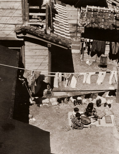 細民街 [近藤包夫, アサヒカメラ 1940年1月号より] パブリックドメイン画像 