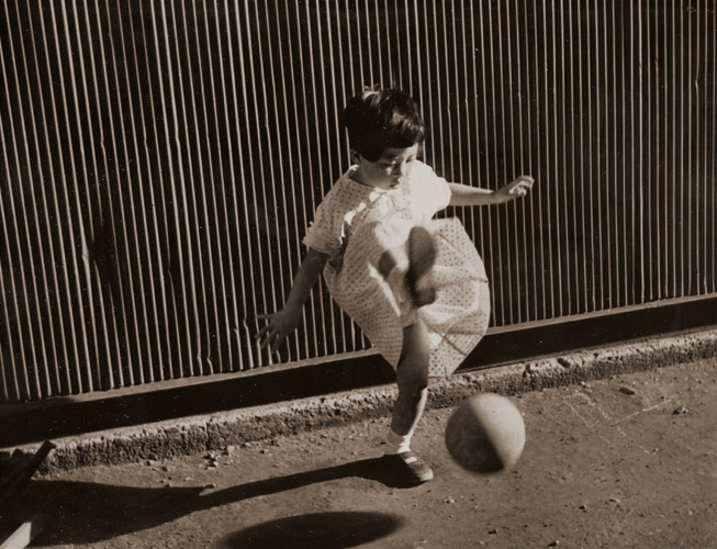 子供 [木村伊兵衛, アサヒカメラ 1933年8月号より] パブリックドメイン画像 
