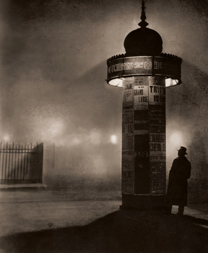 霧に包まれたモリス広告塔、オプセルヴァトワール通り [ブラッシャイ, 1933年, ARS Camera 1937年2月号より] パブリックドメイン画像 