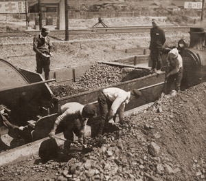 無題 （トロッコに掘った土を入れる作業員） [奏大三, アサヒカメラ 1941年10月号より]のサムネイル画像