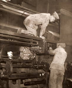 無題 （蒸気機関車と工員） [奏大三, アサヒカメラ 1941年10月号より]のサムネイル画像
