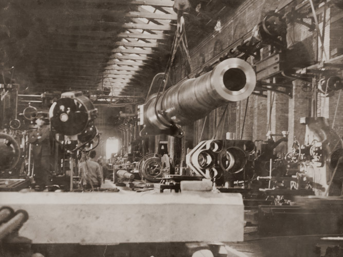 無題 （砲身を作る兵器工場） [アサヒカメラ 1941年10月号より] パブリックドメイン画像 
