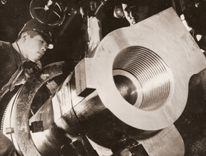 砲身に部品を取付けるフライス作業 [アサヒカメラ 1941年10月号より]のサムネイル画像