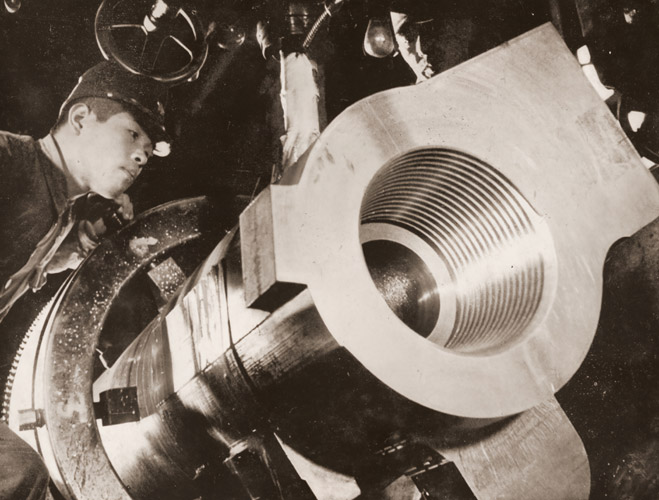 砲身に部品を取付けるフライス作業 [アサヒカメラ 1941年10月号より] パブリックドメイン画像 
