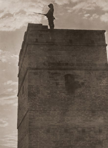 無題 （見張り番の兵士） [小野寺誠毅, アサヒカメラ 1941年10月号より]のサムネイル画像