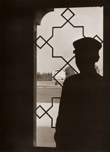 窓辺 [勢山嘉三郎, 写真サロン 1936年9月号より] パブリックドメイン画像 