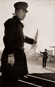 踏切警手 [渡辺義雄, 1956年, ARS CAMERA 1956年3月号より]のサムネイル画像