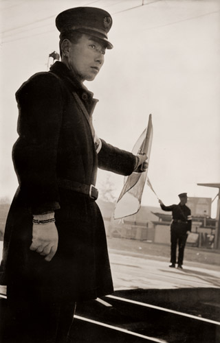 踏切警手 [渡辺義雄, 1956年, ARS CAMERA 1956年3月号より] パブリックドメイン画像 