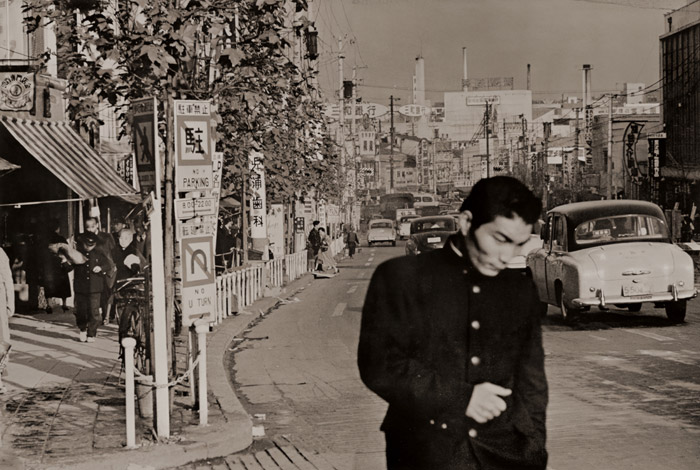 渋谷界隈（道玄坂付近にて） [木村伊兵衛, ARS CAMERA 1956年3月号より] パブリックドメイン画像 
