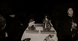 雛様屋の店先で [植田正治, ARS CAMERA 1956年3月号より]のサムネイル画像