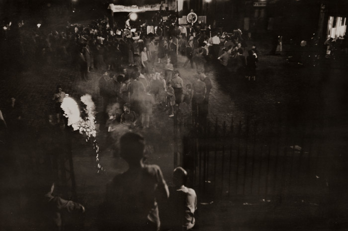 パリ祭 [木村伊兵衛, ARS CAMERA 1956年3月号より] パブリックドメイン画像 