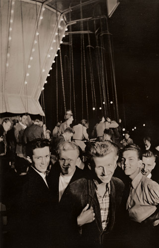 世界青年祭（ワルシャワにて） [木村伊兵衛, 1955年, ARS CAMERA 1956年3月号より] パブリックドメイン画像 