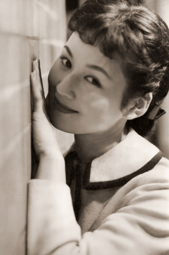 無題（女性ポートレート） [早田雄二, 写真サロン 1956年5月号より] パブリックドメイン画像 