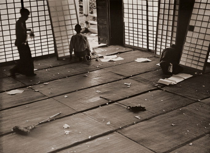 障子張り [松田繁美, 写真サロン 1956年5月号より] パブリックドメイン画像 