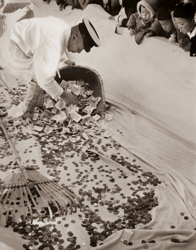 賽銭 [服部高友, 写真サロン 1956年5月号より] パブリックドメイン画像 