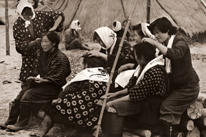 白髪を抜く女たち [浜谷浩, 写真サロン 1956年5月号より]のサムネイル画像