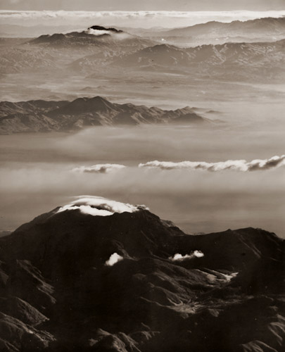 雲仙岳より阿蘇をのぞむ [土崎一, 写真サロン 1956年5月号より] パブリックドメイン画像 