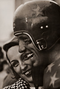 フット・ボール選手とその恋人 [稲村不二雄, 写真サロン 1956年5月号より]のサムネイル画像