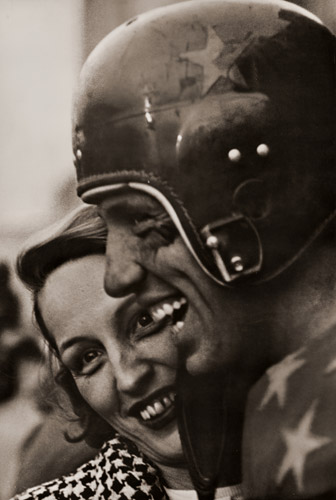 フット・ボール選手とその恋人 [稲村不二雄, 写真サロン 1956年5月号より] パブリックドメイン画像 