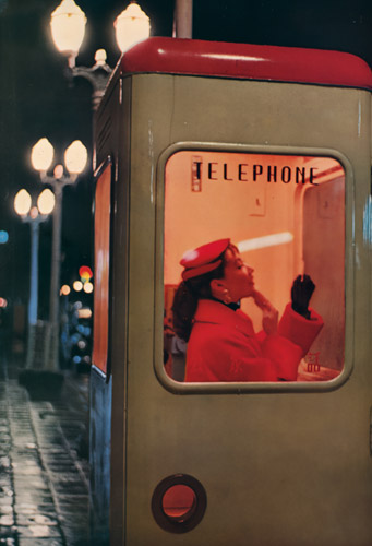赤いコート [船山克, 写真サロン 1956年5月号より] パブリックドメイン画像 