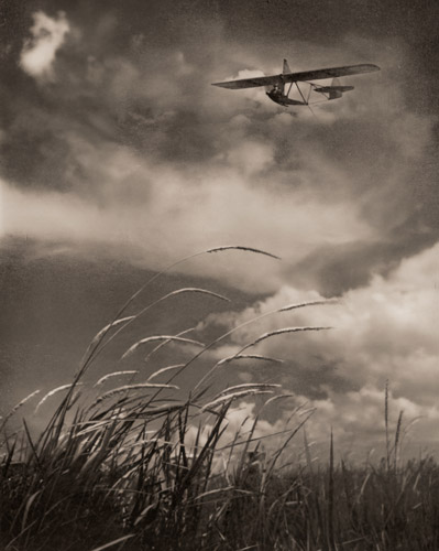 風に吹かれる [渡邊毅, アサヒカメラ 1937年9月号より] パブリックドメイン画像 