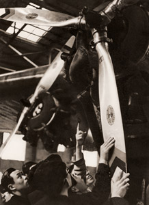 飛行機見学 [岩田隆一, アサヒカメラ 1937年3月号より]のサムネイル画像