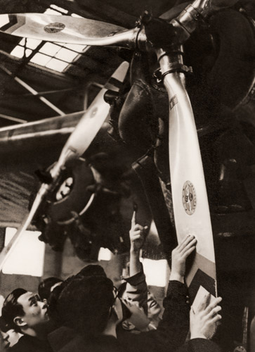 飛行機見学 [岩田隆一, アサヒカメラ 1937年3月号より] パブリックドメイン画像 