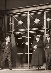 無題（ロンドンの銀行の前に立つ人々） [金丸重嶺, アサヒカメラ 1937年3月号より]のサムネイル画像