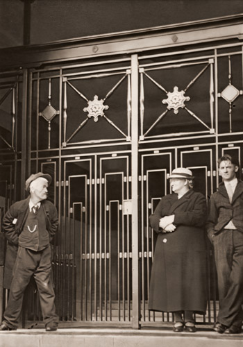無題（ロンドンの銀行の前に立つ人々） [金丸重嶺, アサヒカメラ 1937年3月号より] パブリックドメイン画像 