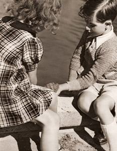 無題（リュクサンブール公園の池の前の子供たち） [金丸重嶺, アサヒカメラ 1937年3月号より]のサムネイル画像