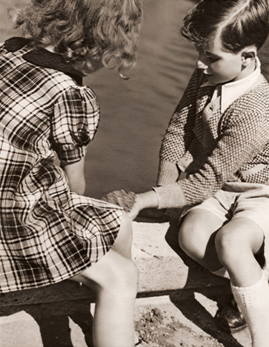 無題（リュクサンブール公園の池の前の子供たち） [金丸重嶺, アサヒカメラ 1937年3月号より] パブリックドメイン画像 