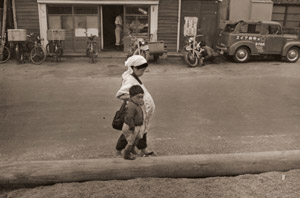 母子 [芝谷通夫, 日本カメラ 1956年3月号より]のサムネイル画像